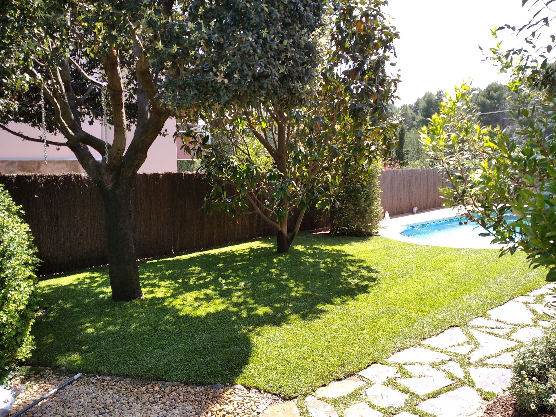 césped sintético, alfombra césped sintético, césped artificial para jardines, césped artificial en á
