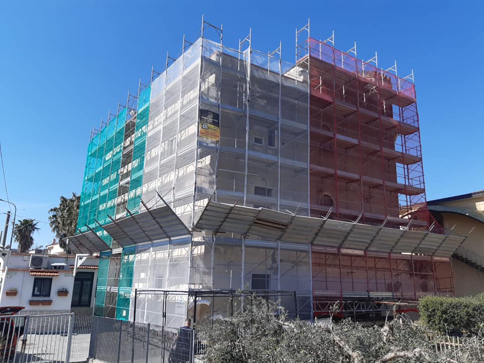 PONTEGGIO EDILE CON COPERUA