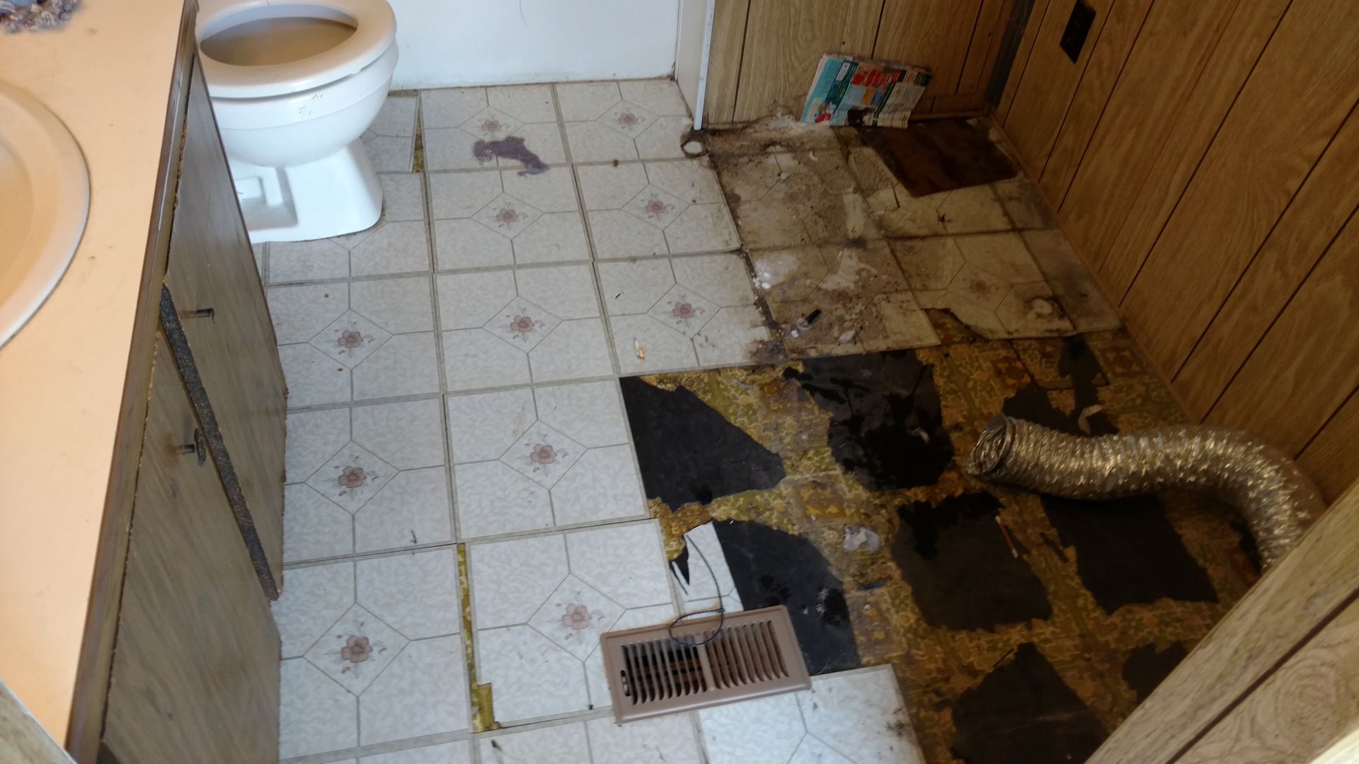 Room renovation: Before and after. Left side: damaged walls, ladder. Right side: renovated room, white walls, wood floor.