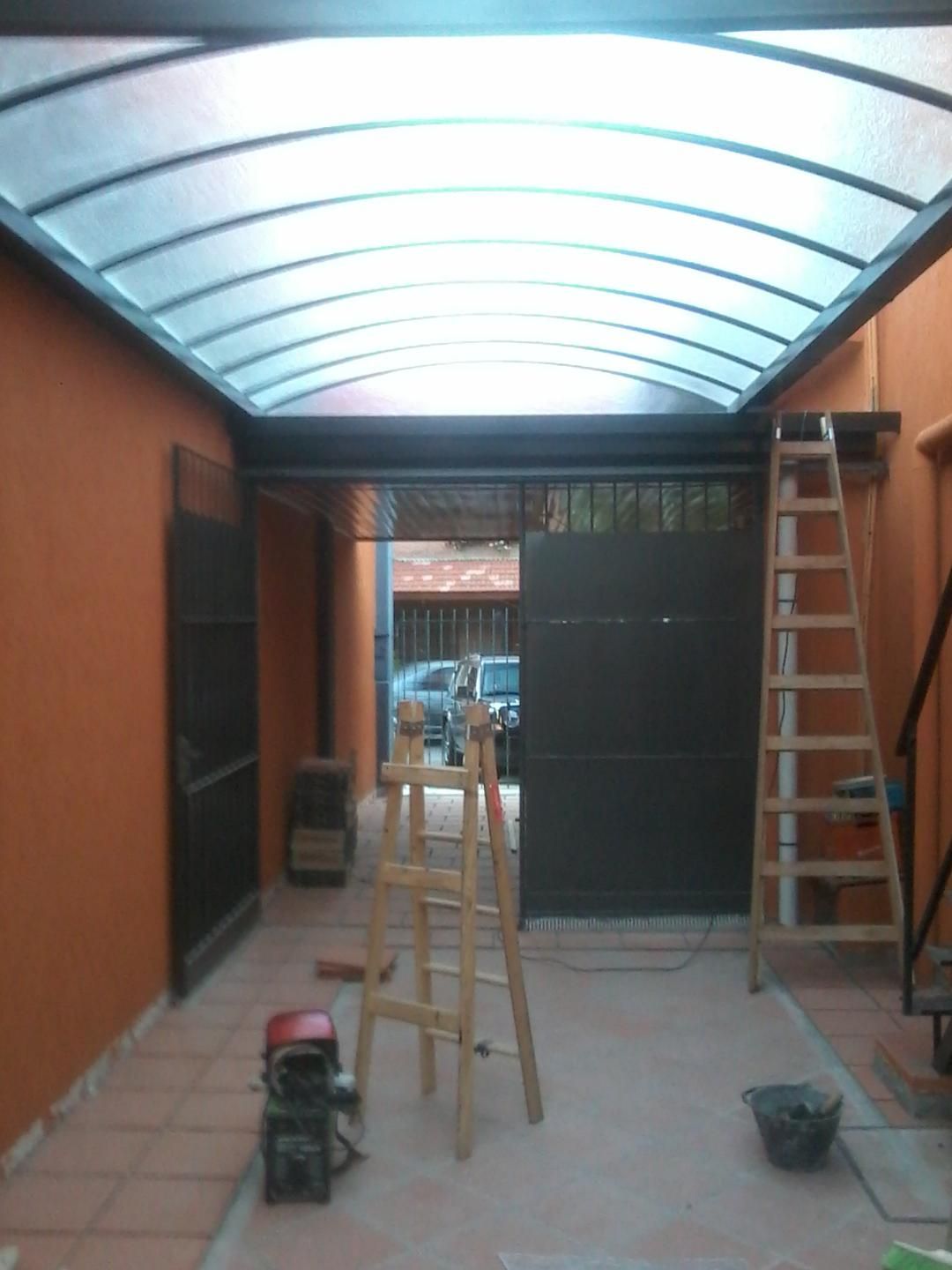 Una escalera de madera está delante de una puerta de garaje.