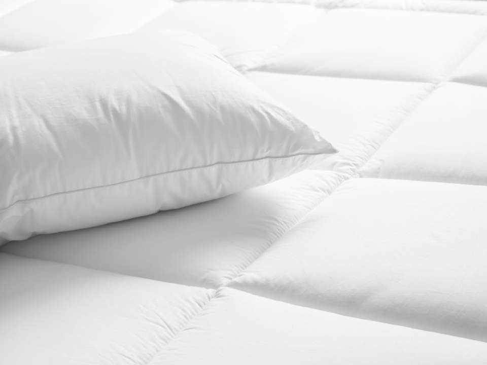 cuscino bianco su un materasso