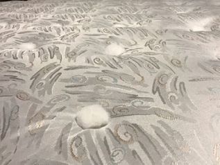 materasso singolo con decorazioni artigianali