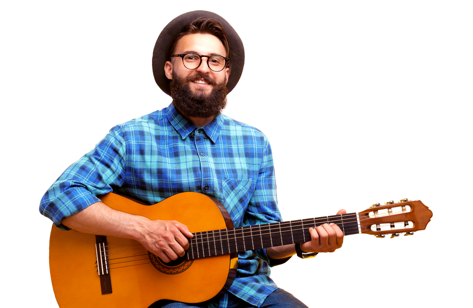 Um homem com barba está sentado tocando um violão.