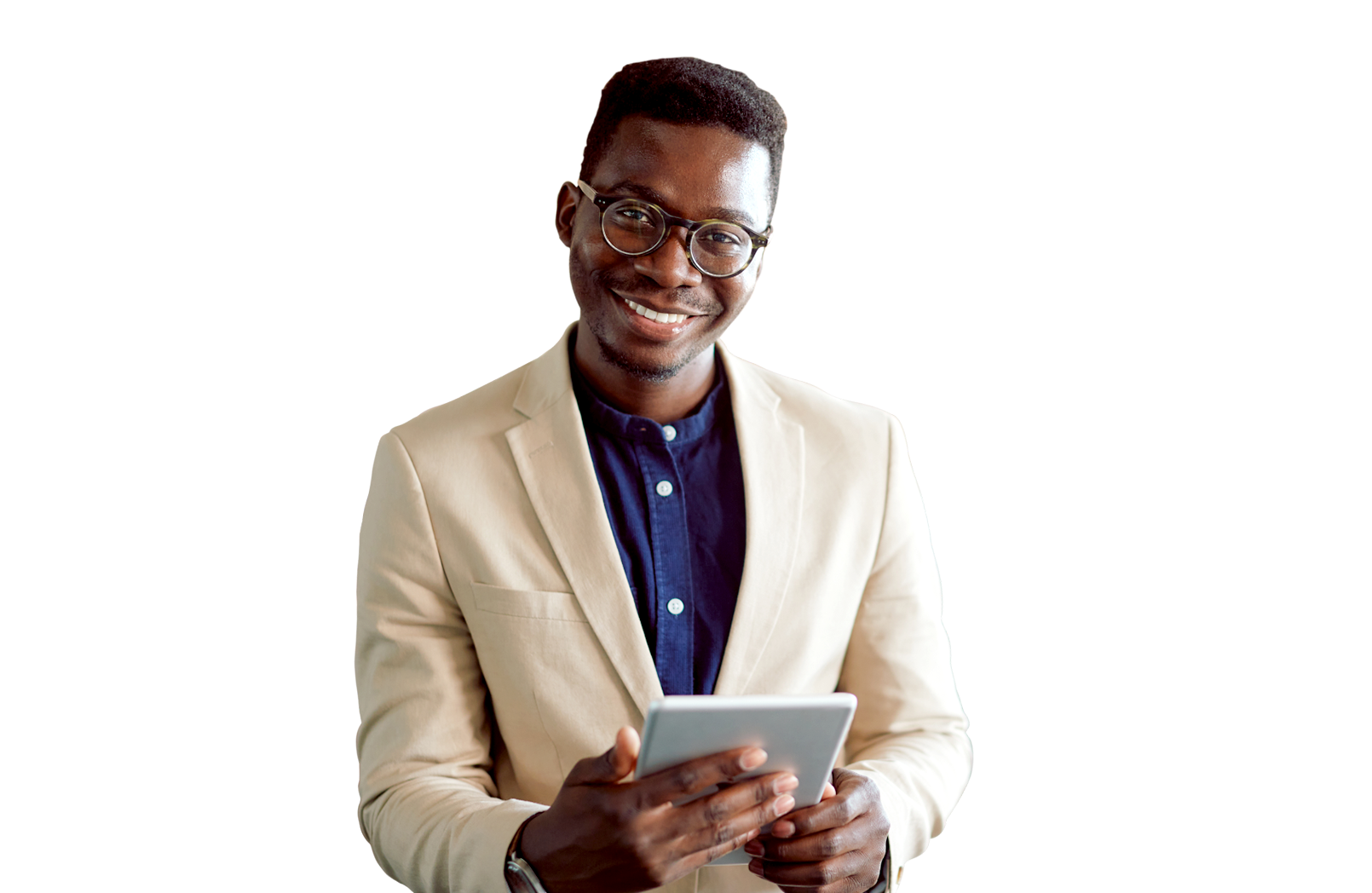 Um homem de terno está segurando um tablet e sorrindo.