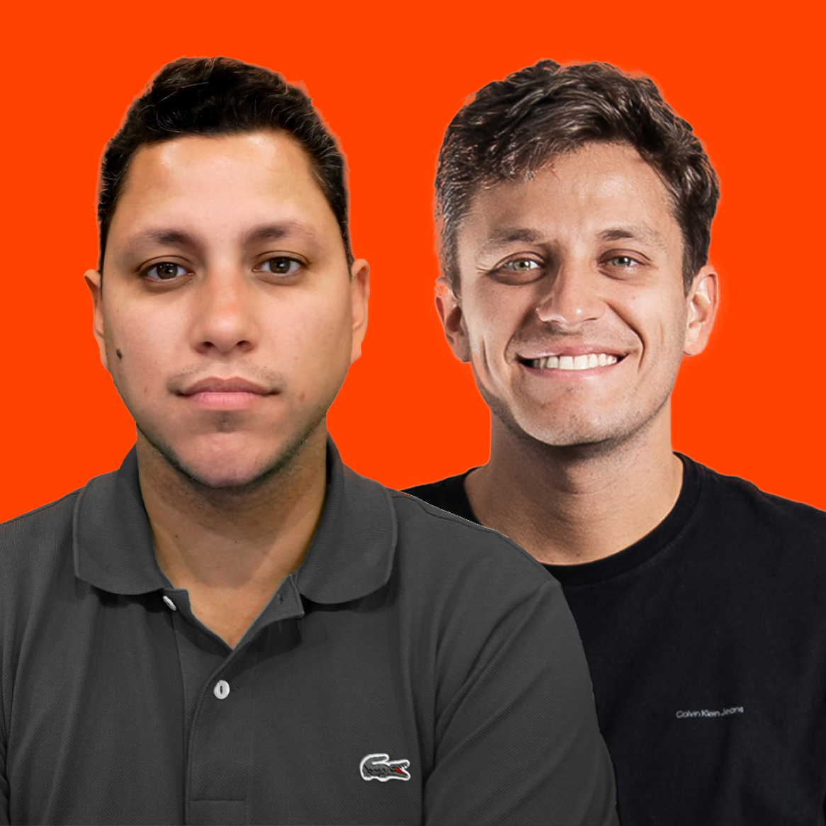 Dois homens parados um ao lado do outro, um deles vestindo uma camisa lacoste