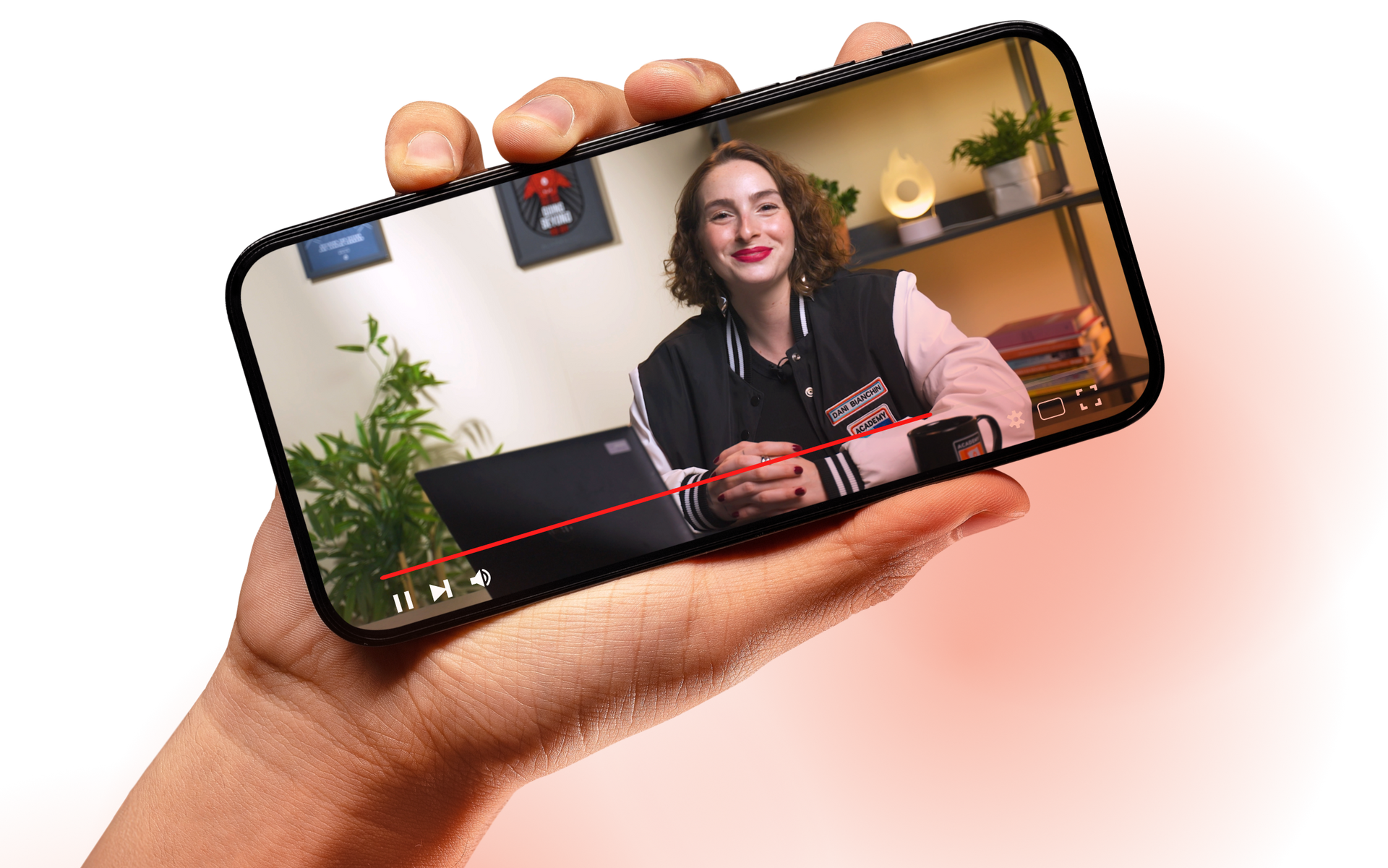 Uma pessoa está segurando um celular na mão.