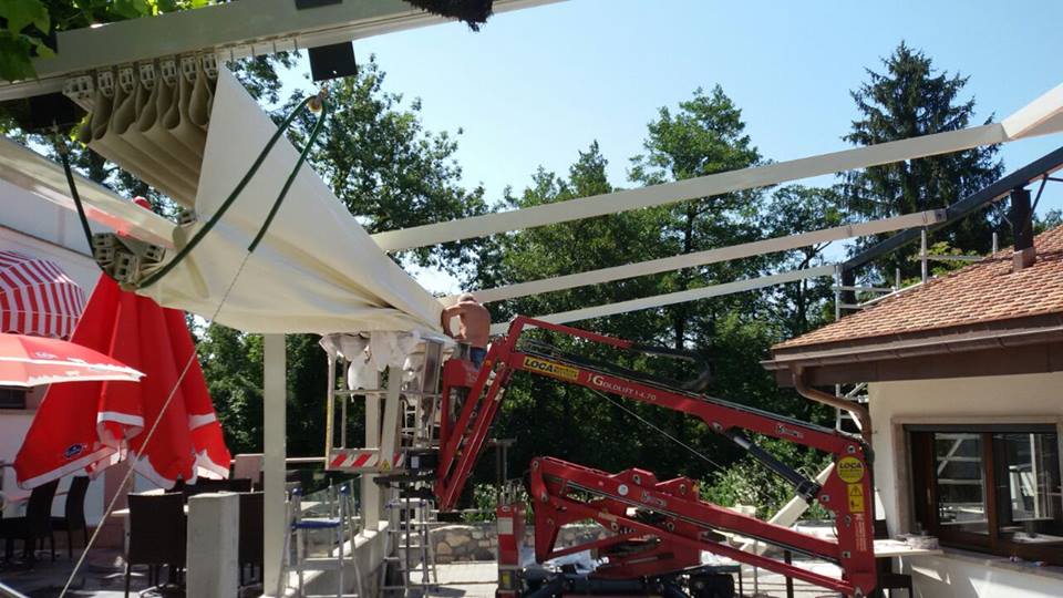 Installazione della tenda da sole su una pergola in legno