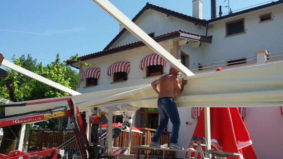 Operaio durante la realizzazioe di un gazebo
