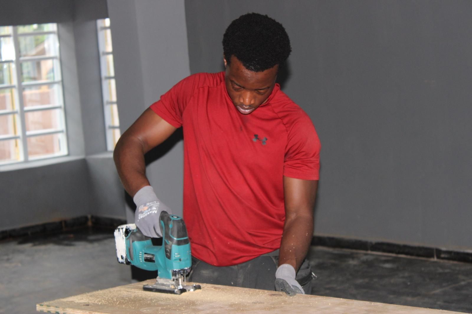 Ervaren timmerman in Amsterdam hangt een deur af, monteert meubels, boort planken en hangt een tv op aan de muur