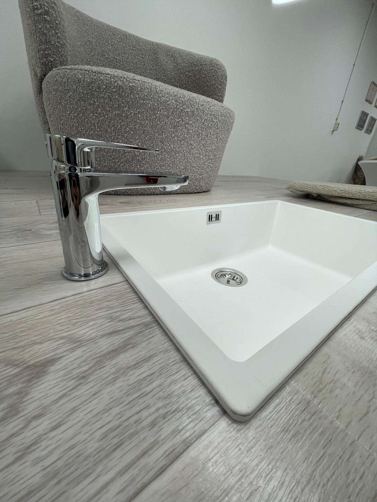 Ervaren loodgieter in Amsterdam die een lekkende kraan repareert, een verstopte afvoer ontstopt en een nieuwe douchekop installeert