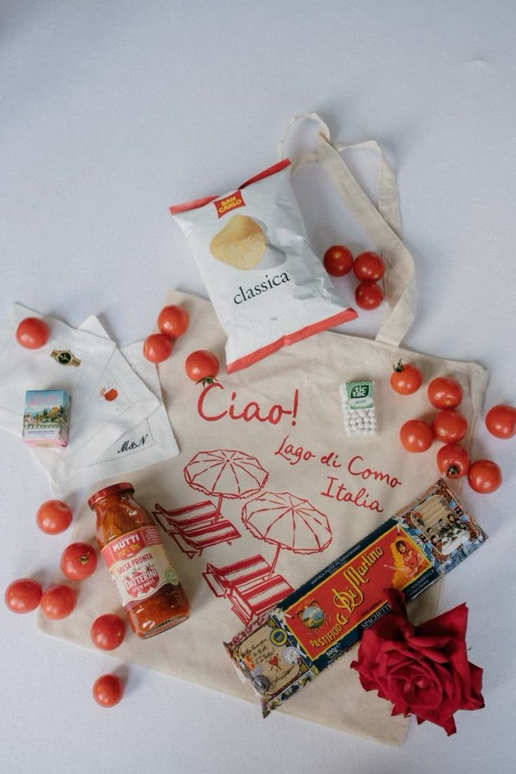 Una borsa con la scritta ciao è circondata da pomodori e patatine