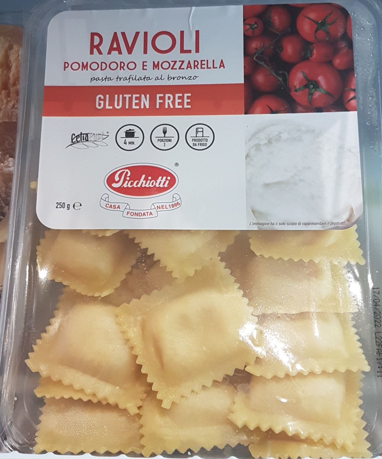Ravioli confezionati senza glutine, al gusto di pomodoro e mozzarella, con l'immagine di pomodori e ripieno bianco.