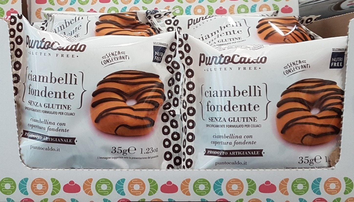 In esposizione due confezioni di ciambelli fondenti Punto Cacao, tortine al cioccolato senza glutine.