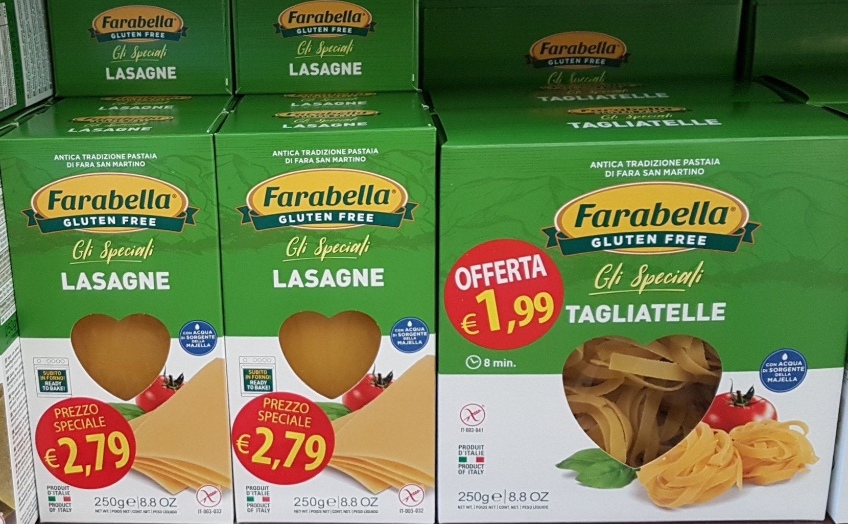 Scatole di pasta senza glutine Farabella su uno scaffale, con etichette dei prezzi.