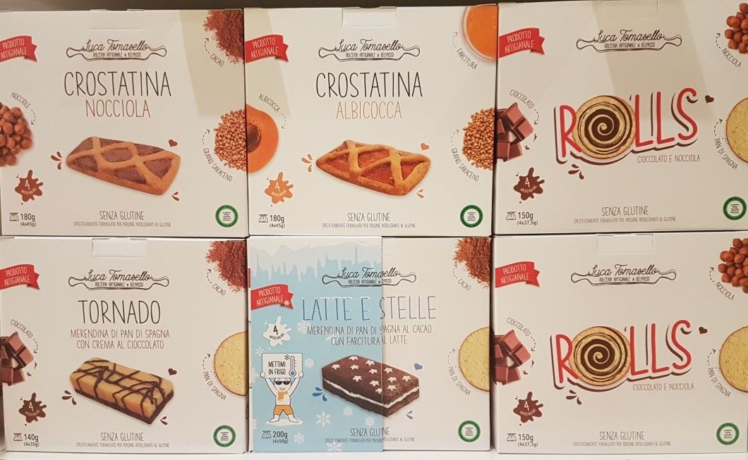 Sei scatole di prodotti da forno. Fila superiore: tre scatole con diversi gusti di dolci. Fila inferiore: tre scatole di dolci.