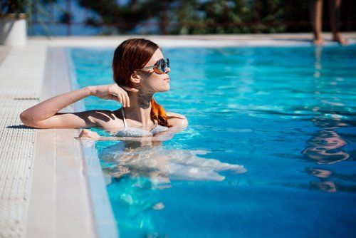 Donna in piscina