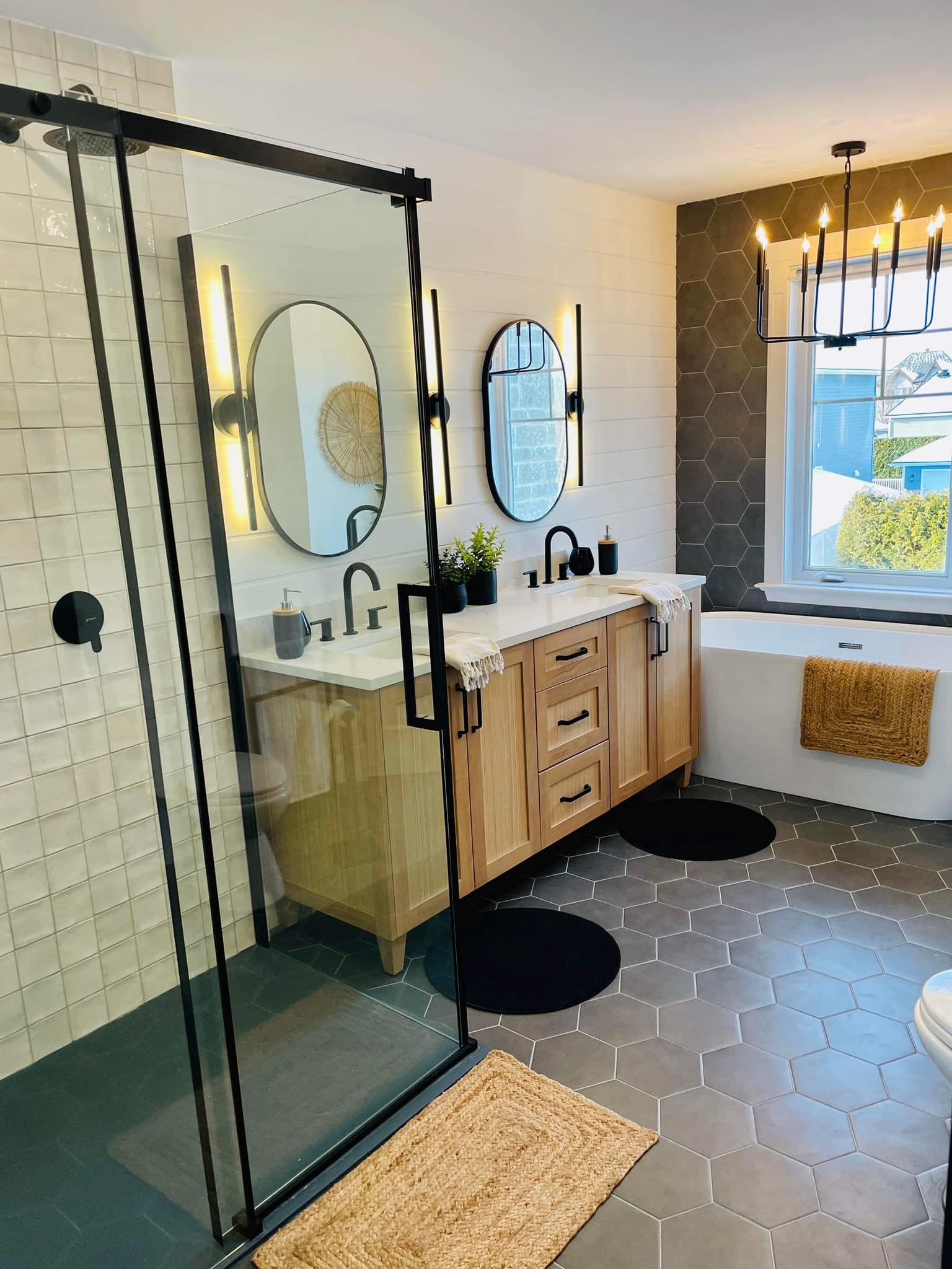 Une salle de bain avec deux lavabos, une baignoire et une douche.