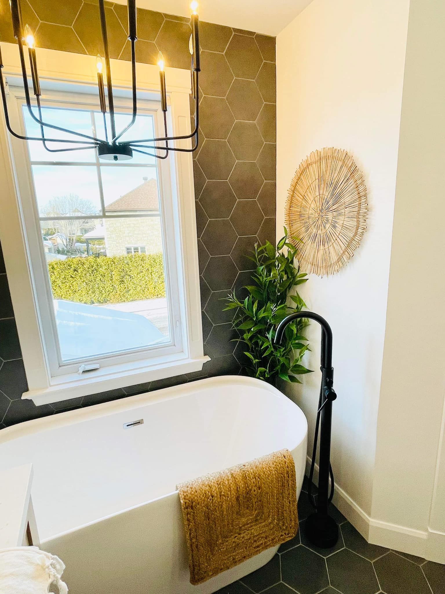 Une salle de bain avec baignoire et fenêtre.