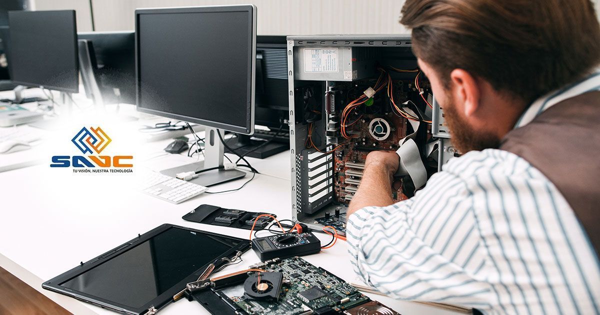 Un hombre está trabajando en una computadora en un escritorio.