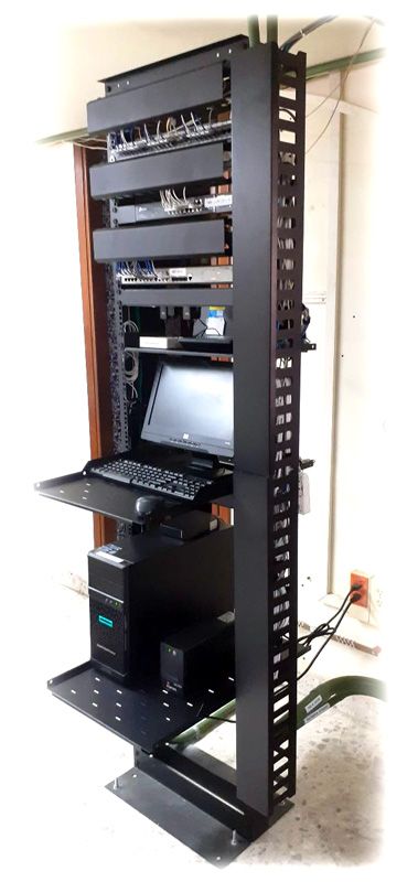 Un rack de servidores con una computadora portátil encima