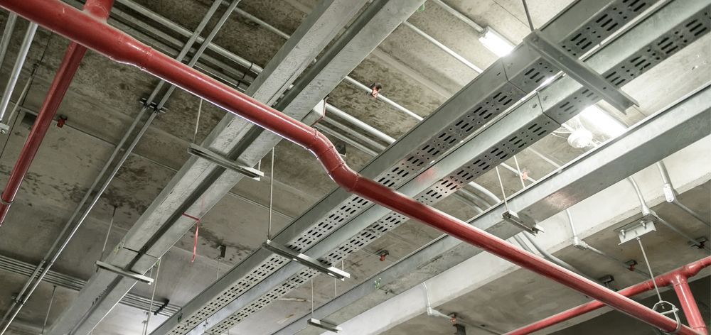 Un techo con muchos tubos colgando de él.