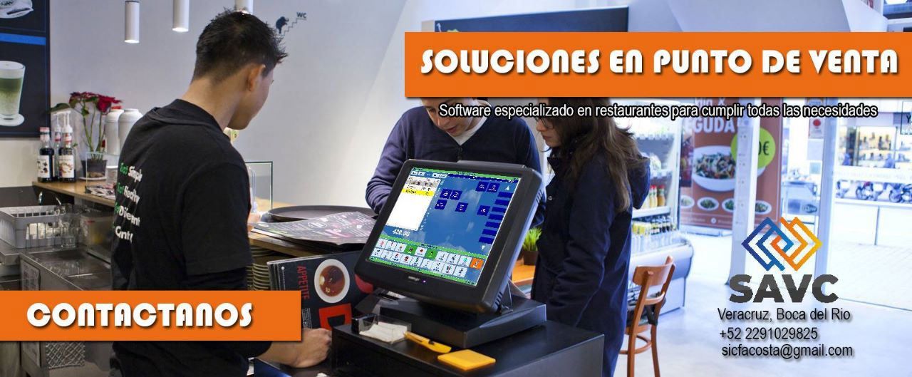 Un hombre está usando una computadora en un restaurante.