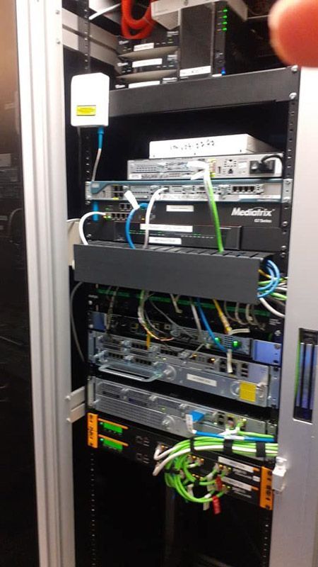 Un rack de servidores con muchos cables saliendo de él