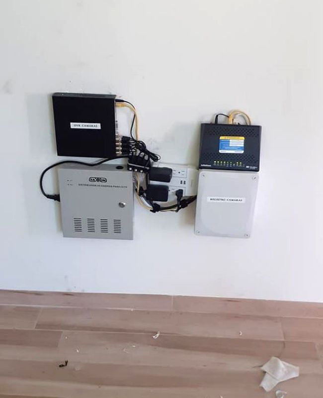 Una pared blanca con un montón de cables saliendo de ella