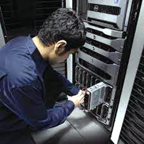 Un hombre está trabajando en un servidor en un centro de datos.