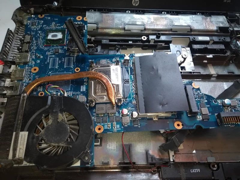Se muestra la placa base de una computadora portátil con un ventilador conectado a ella.