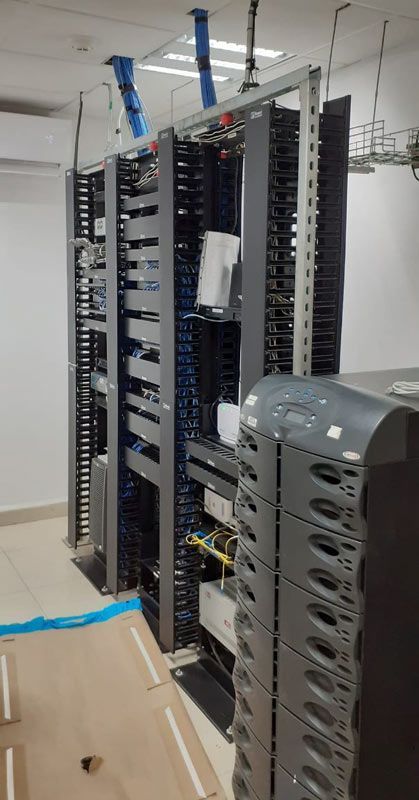 Una fila de racks de servidores en una sala de servidores.