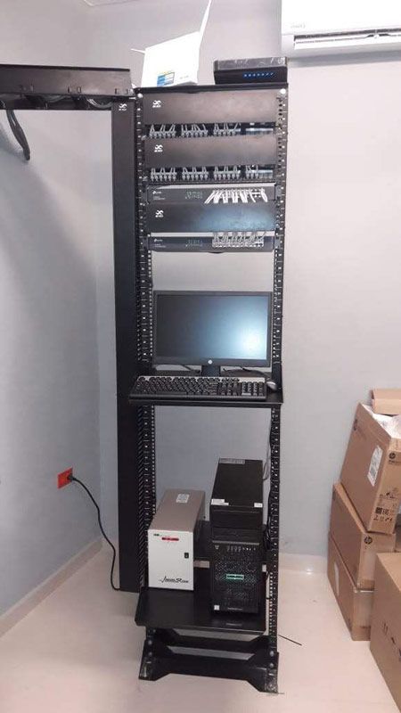 Un rack de servidores con una computadora encima