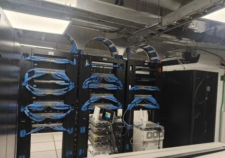 Una sala de servidores con muchos cables colgando del techo.