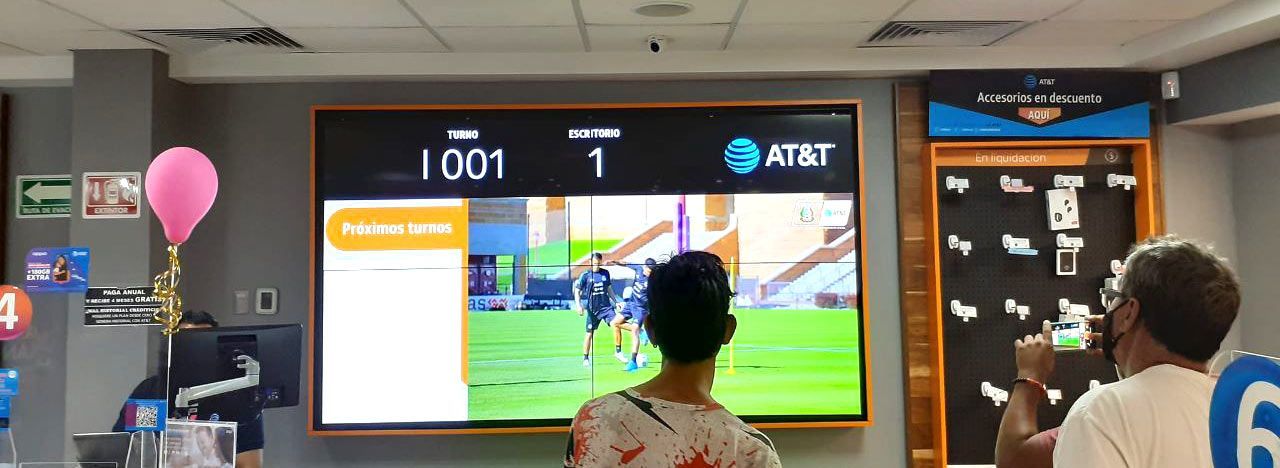 Una mujer está viendo un partido de fútbol en una pantalla grande.