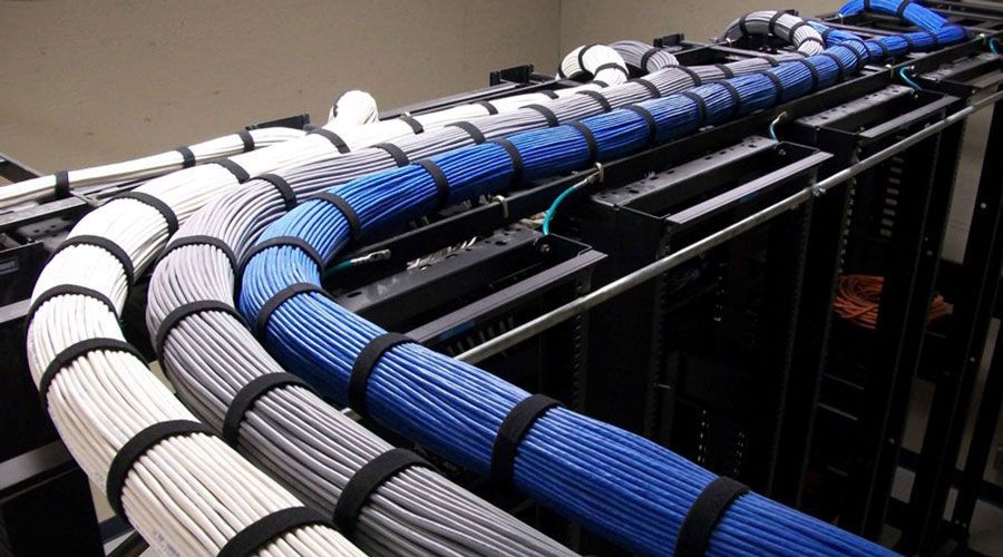 Un montón de cables están conectados entre sí en una sala de servidores.