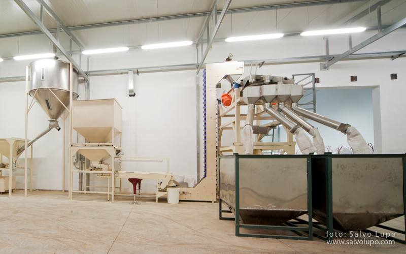 Atelier de conditionnement des amandes