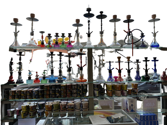 Une variété de narguilés sont exposés dans un magasin