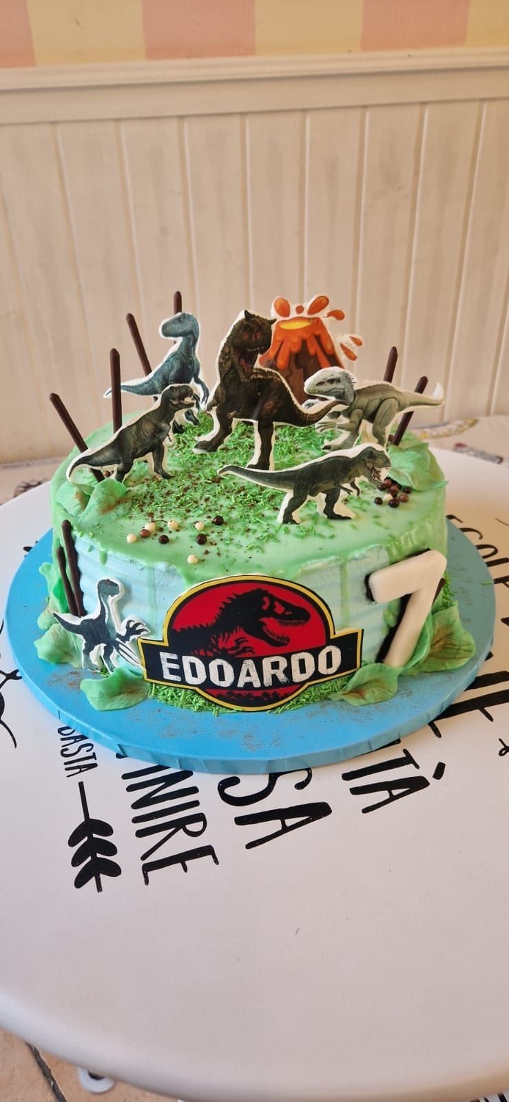 Torta a tema dinosauri con il logo di Jurassic Park, il nome