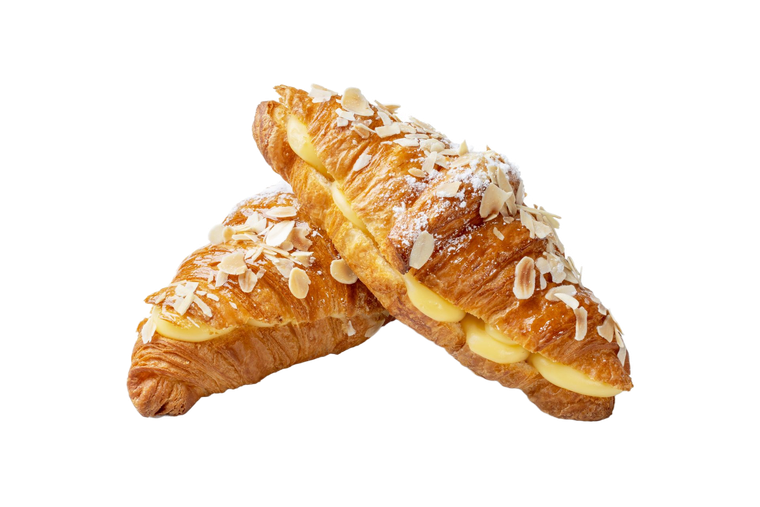 Due croissant, tagliati e farciti con crema, guarniti con mandorle.