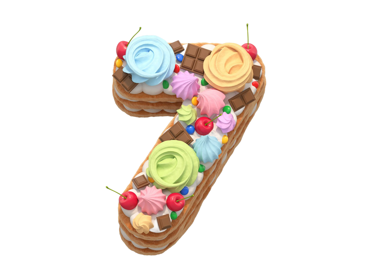 Torta numero sette decorata con glassa, cioccolato e ciliegie.