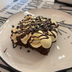 Fetta di torta di carote con noci pecan su un piatto bianco, primo piano.