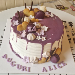 Torta di compleanno glassata viola con la scritta 