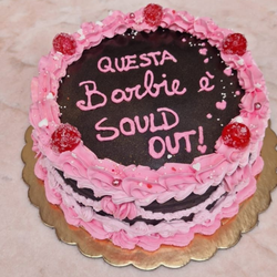Torta decorata con glassa rosa e la scritta 