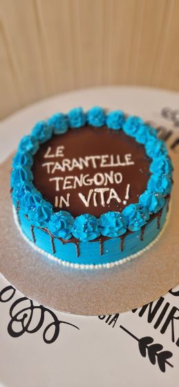 Torta con glassa blu e scritta