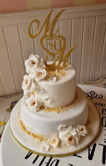 Torta bianca a due piani con decorazione dorata 
