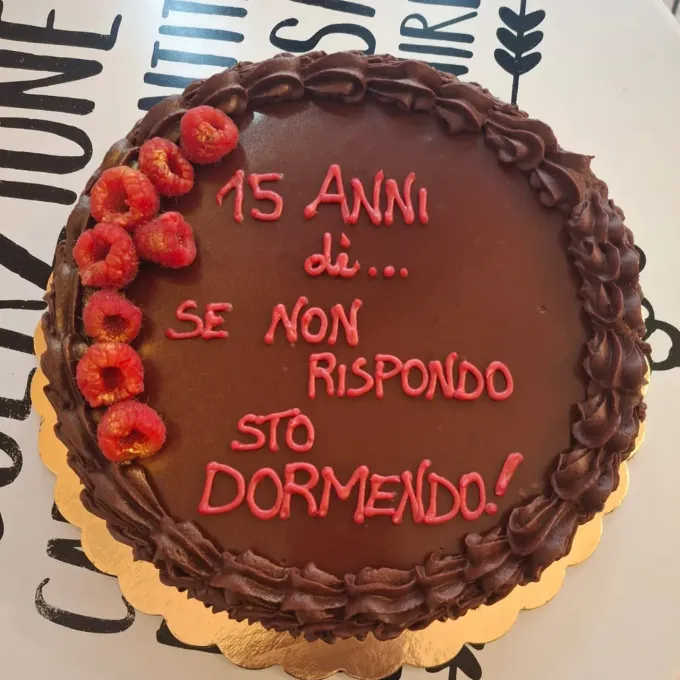 Una persona sta mangiando la pasta con una forchetta da un piatto.