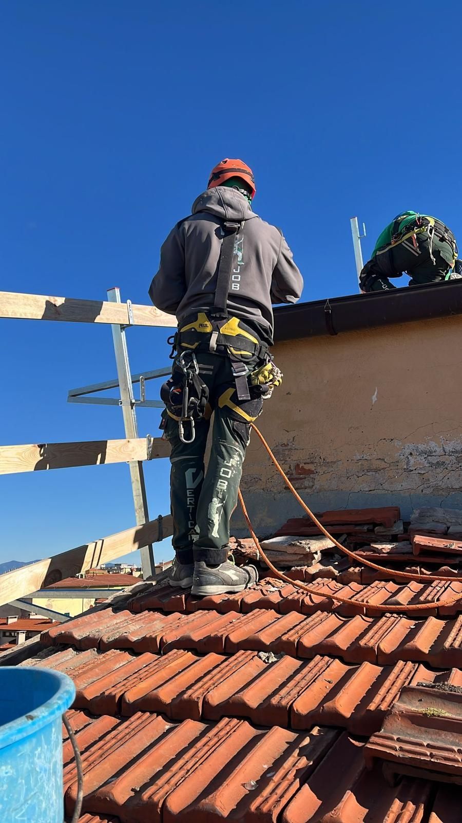 Quando si lavora in quota, la sicurezza non è un optional.