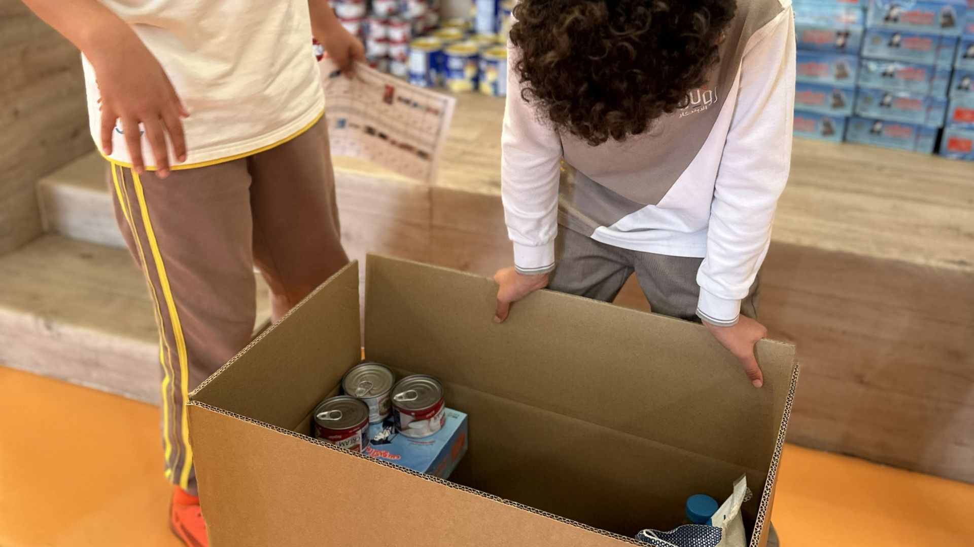 طلاب يجهزون صندوق تبرعات رمضاني في مدرسة رؤية الابتكار العالمية في جدة