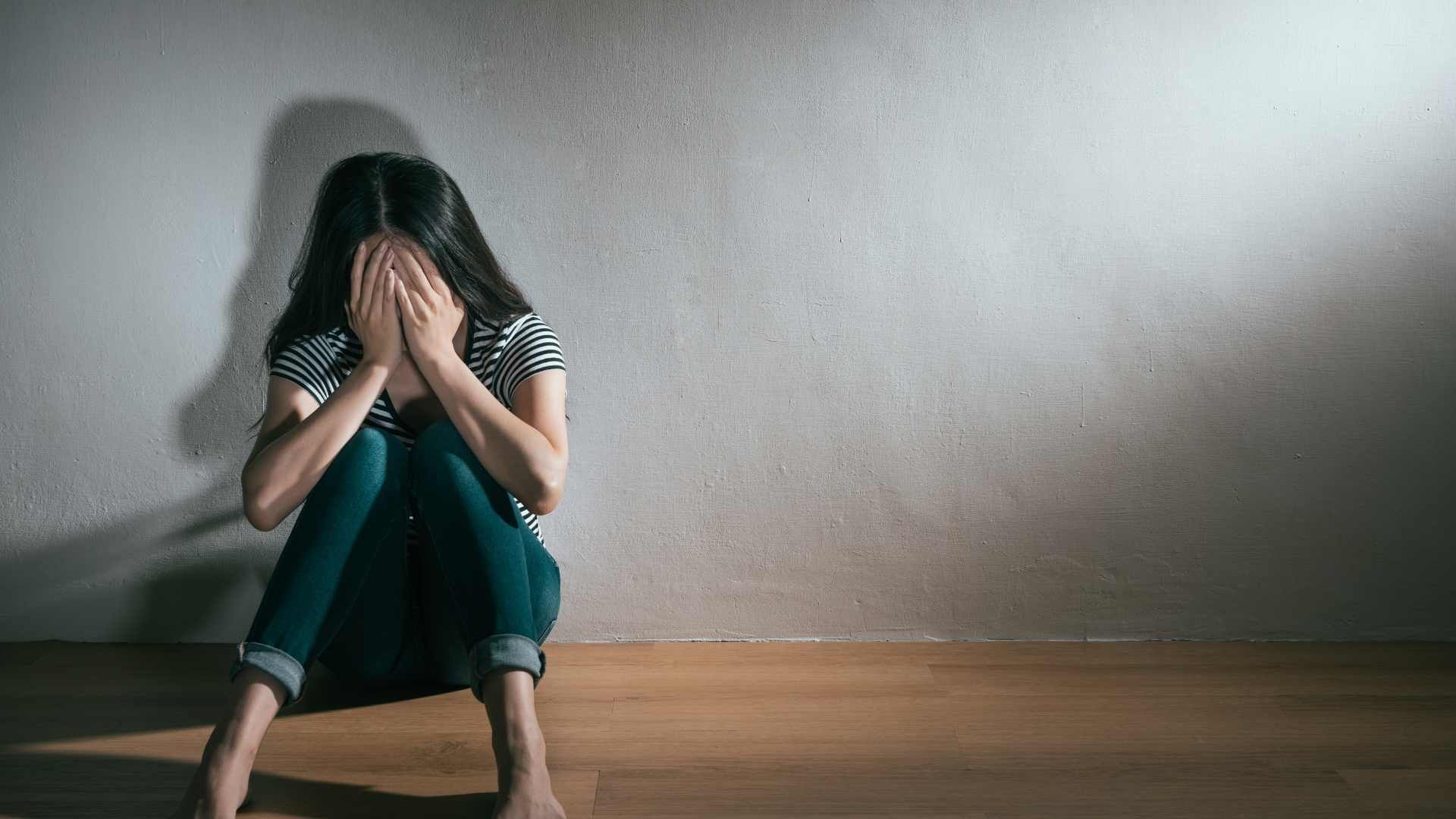 Woman sitting on the floor with bipolar personality disorder