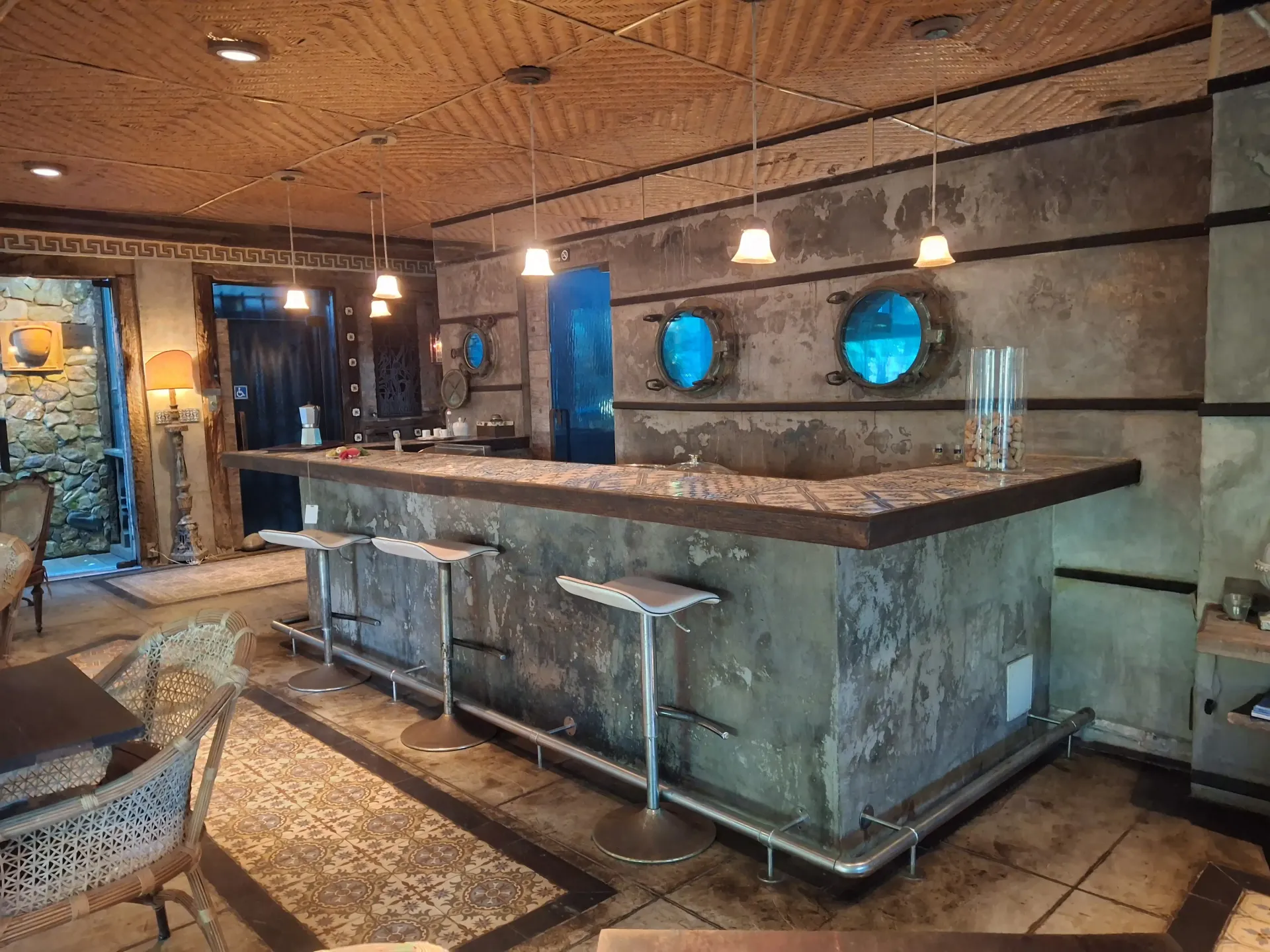 Uma sala com um bar e bancos-Pousada-Pilar